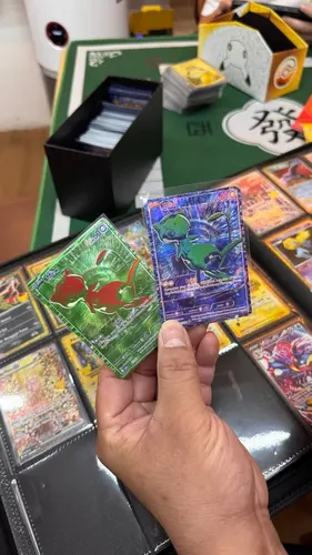 Dua kartu Pokémon Mew reverse holo